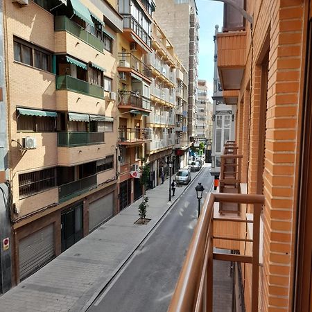Comodo Aparta Estudio Centrico En Alicante Luaran gambar