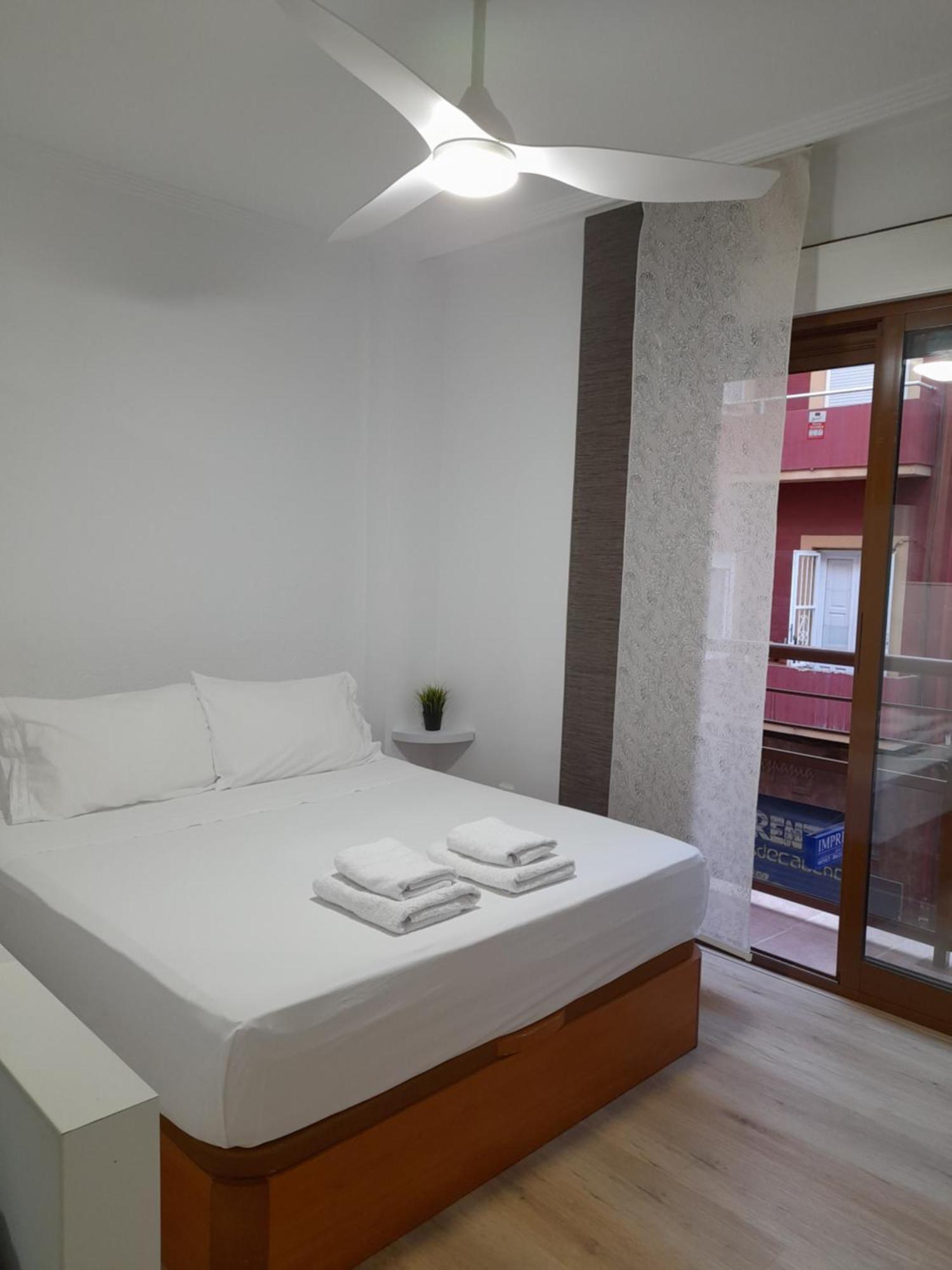 Comodo Aparta Estudio Centrico En Alicante Luaran gambar